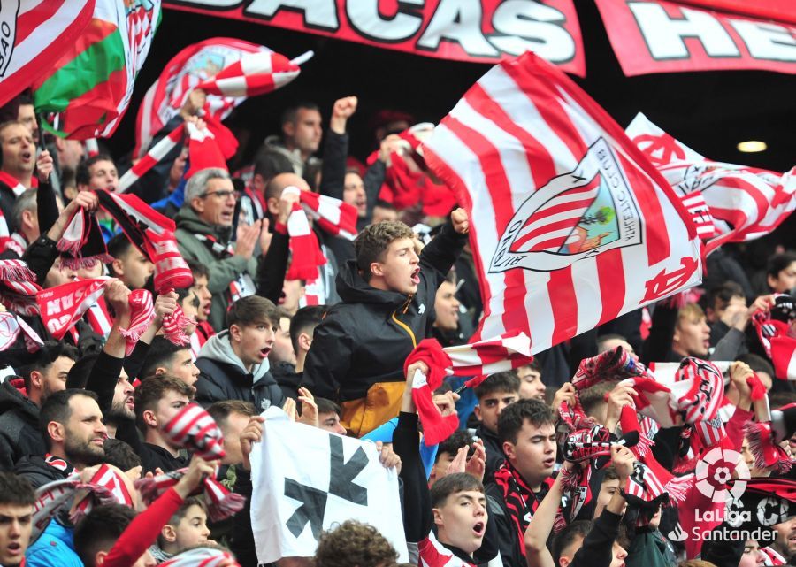  La Afición del Athletic Club anima en el partido ante el Getafe en San Mamés..