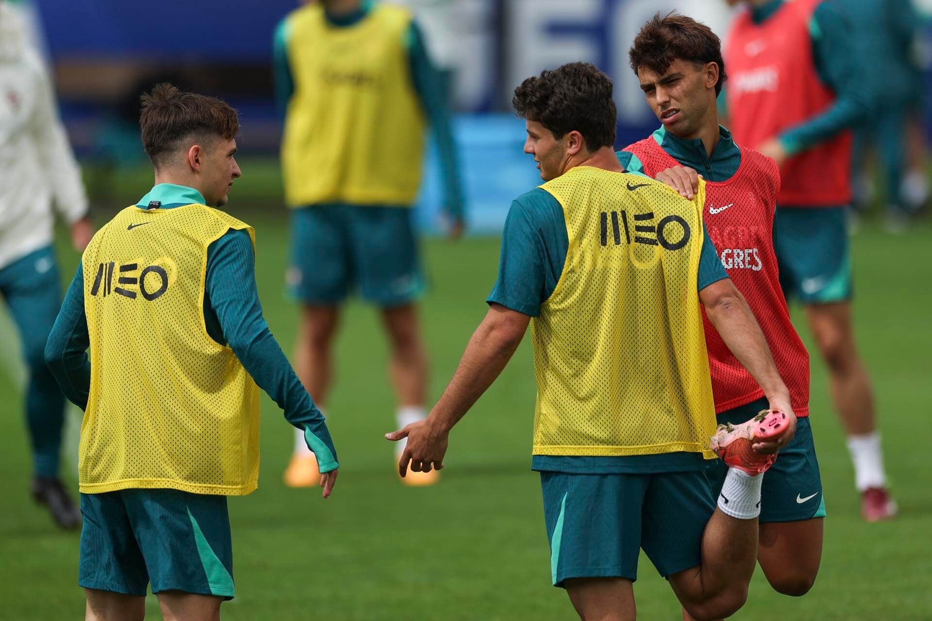 Joao Félix, Francisco Conceicao y Joao Neves, en un entrenamiento de Portugal (FOTO: EFE).