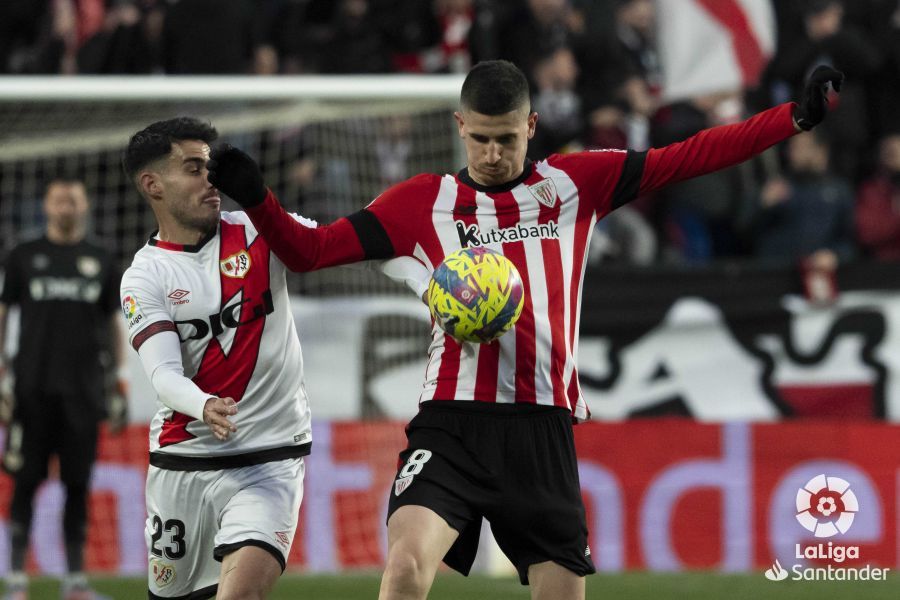  Oihan Sancet, aquí ante el Rayo en Vallecas, será baja ante el Barça en San Mamés.