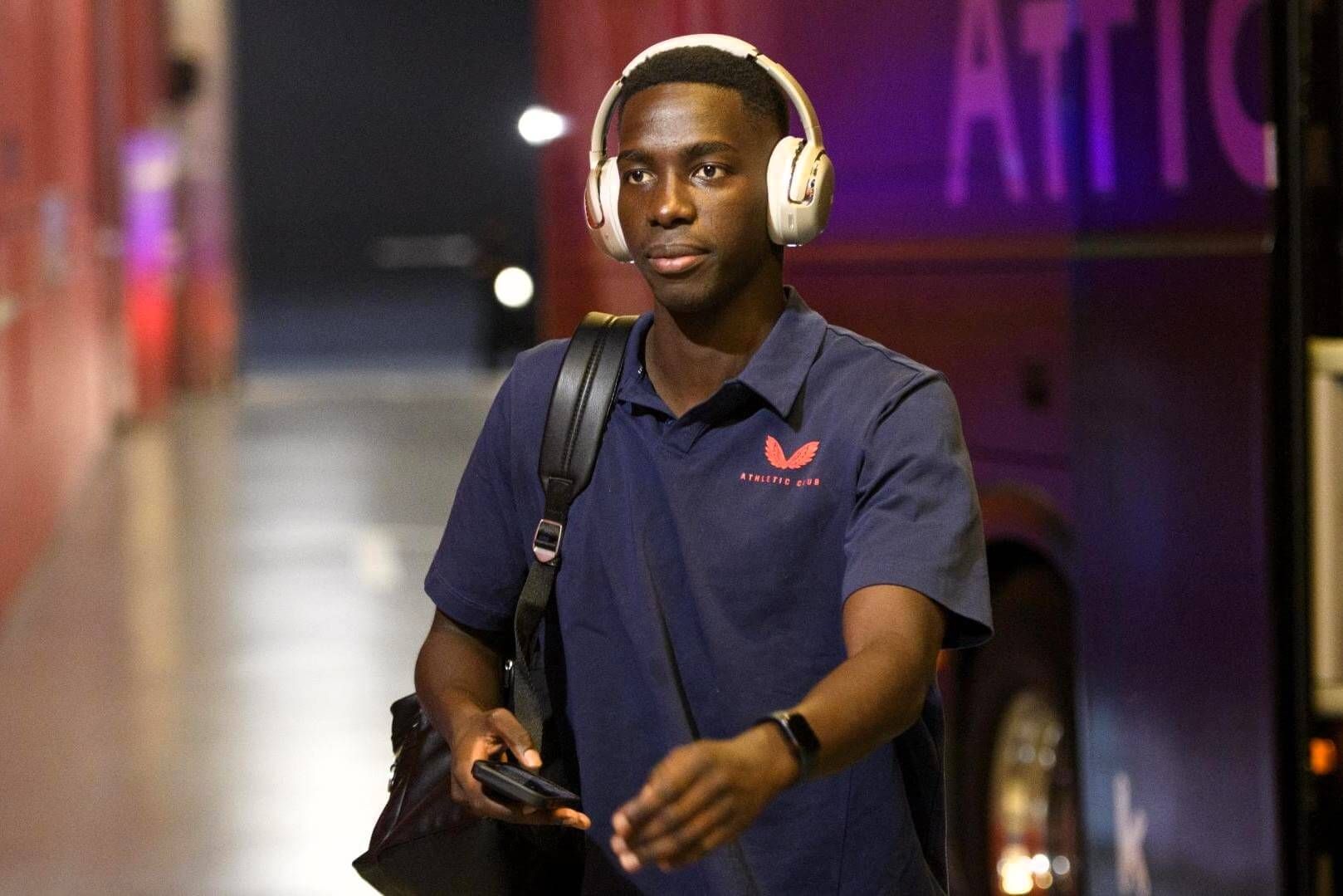  El lateral Adama Boiro llega a San Mamés para disputar un partido.