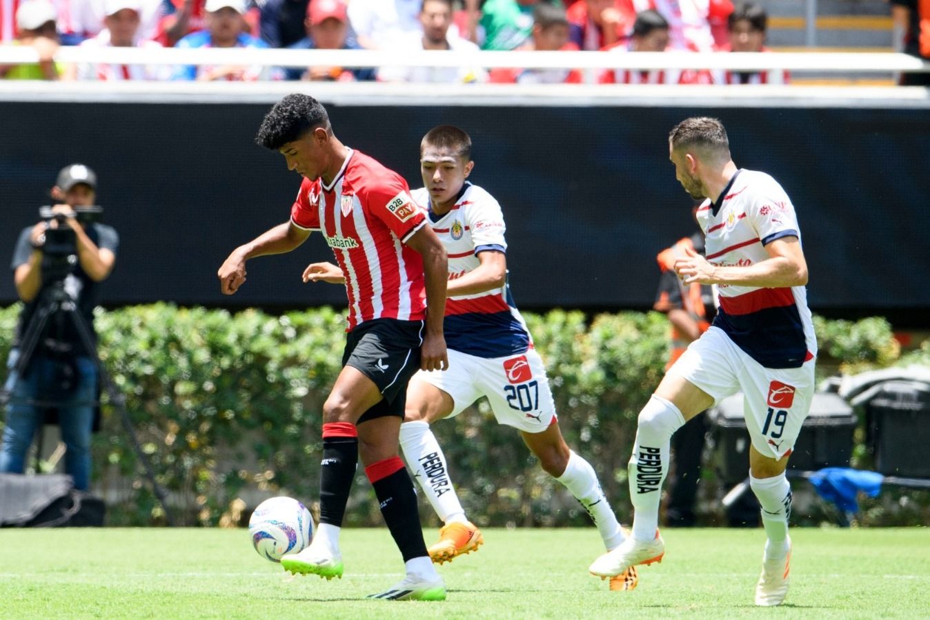  Malcom Adu Ares, ante las Chivas en México.