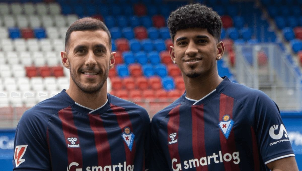 Adu Ares, junto a Álvaro Rodríguez durante su presentación con el Eibar.