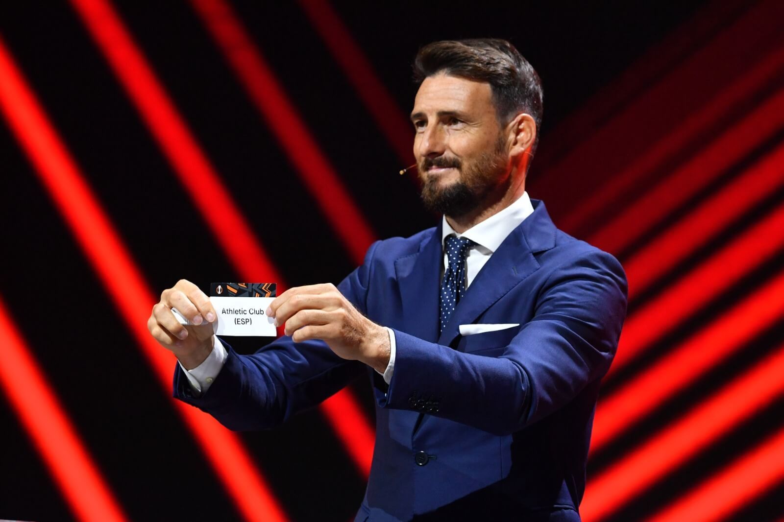 Aritz Aduriz saca la bola del Athletic en el sorteo de la UEL.