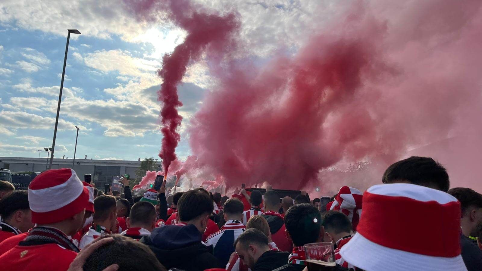  La afición del Athletic Club ya va camino de Old Trafford.