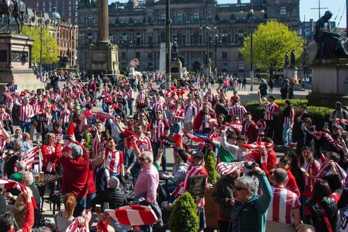  Aficionados zurigorris disfrutando del día en Glasgow.
