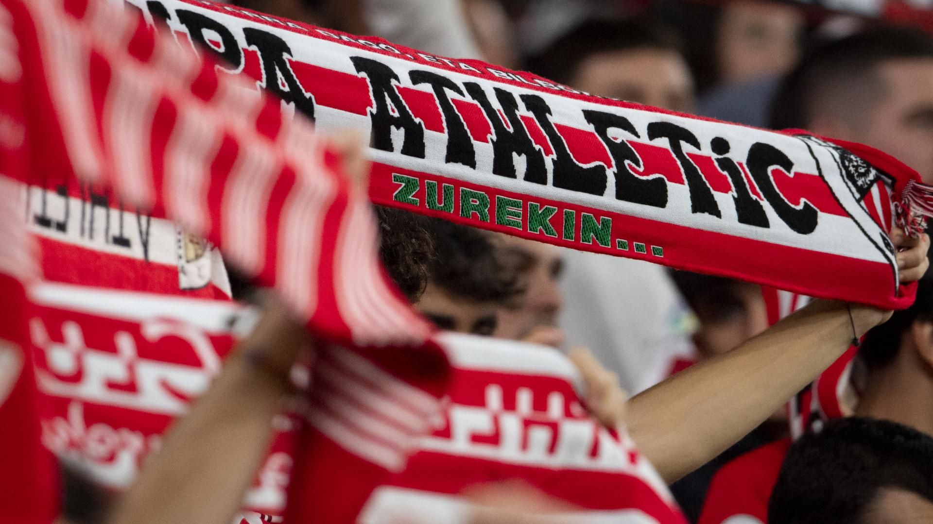  Bufandas al viento en la grada de animación de San Mamés.
