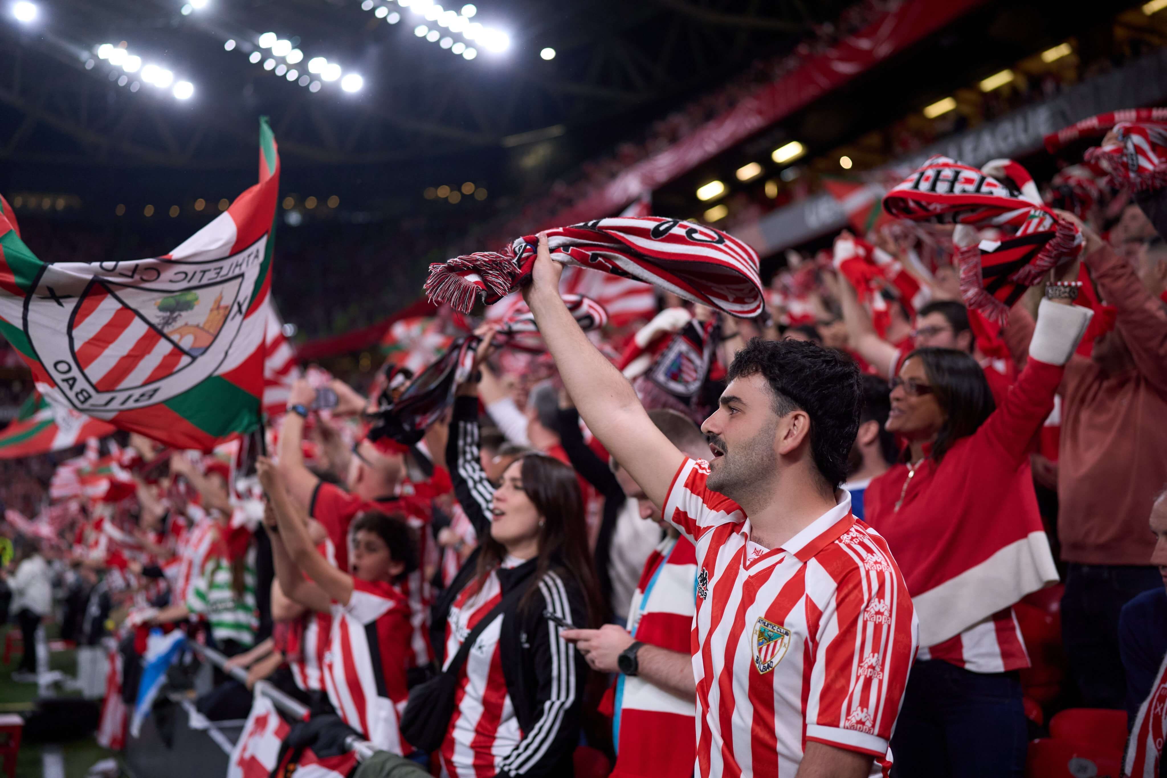 La afición zurigorri se deja todo apoyando en San Mamés.