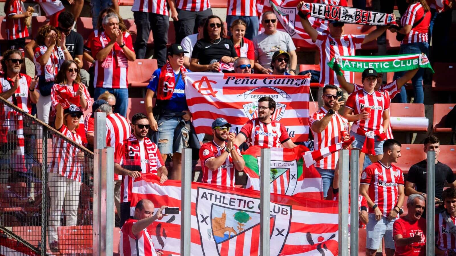  La afición rojiblanca presente en el partido ante el Girona en Montilivi.