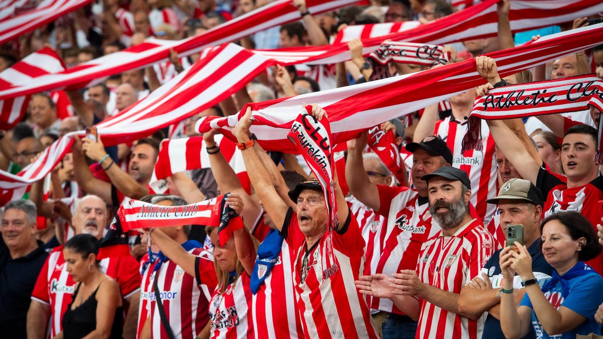  La afición athleticzale ruje en la grada de San Mamés durante el partido ante el Rayo Vallecano.