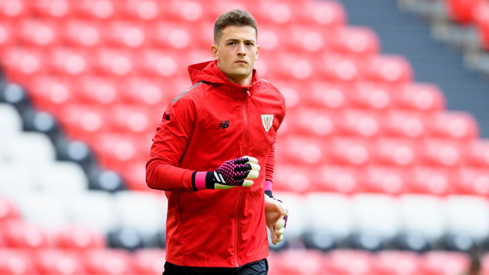 Julen Agirrezabala calienta antes del Getafe en San Mamés.