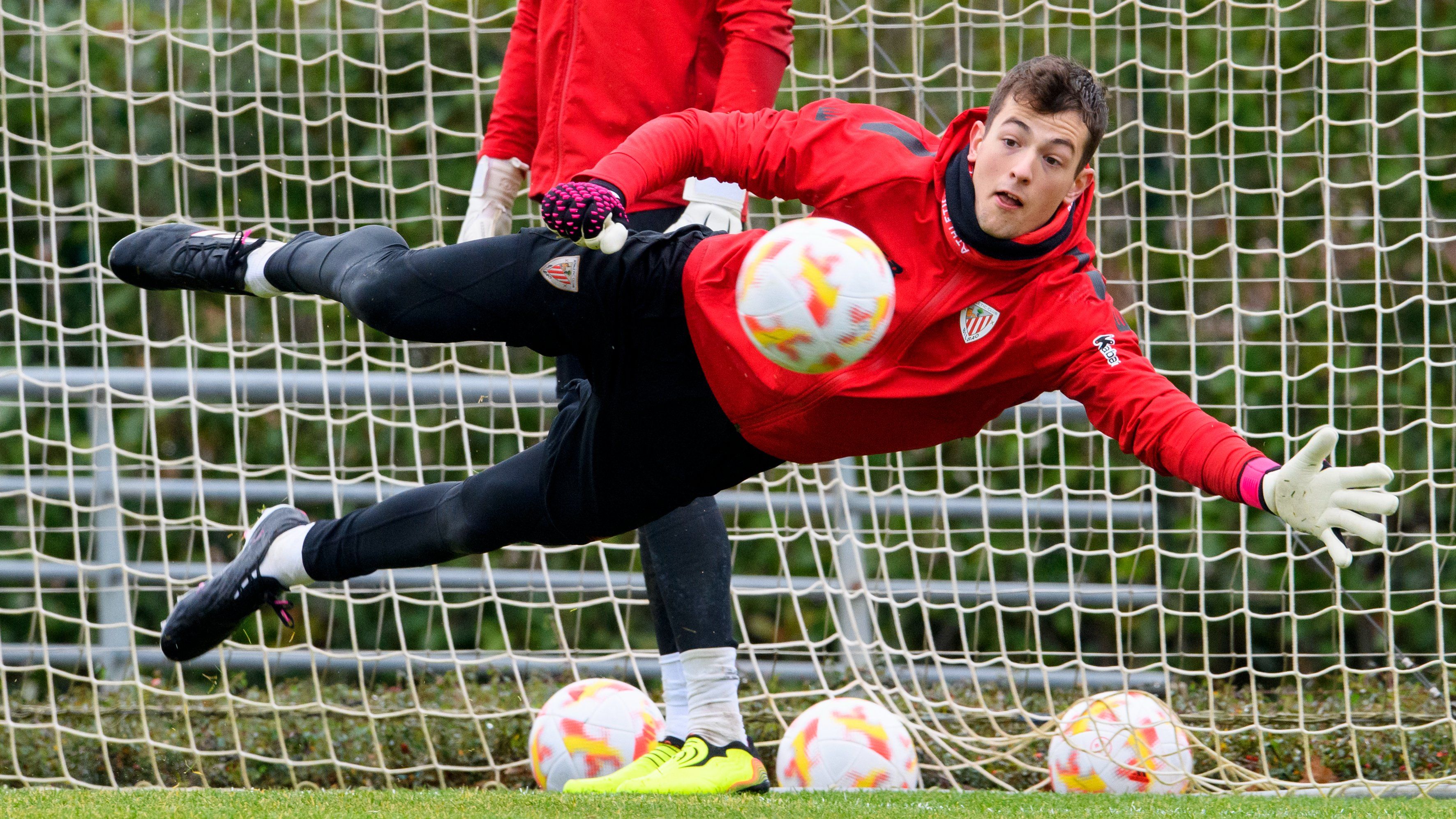 Estirada del portero Julen Agirrezabala en Lezama.