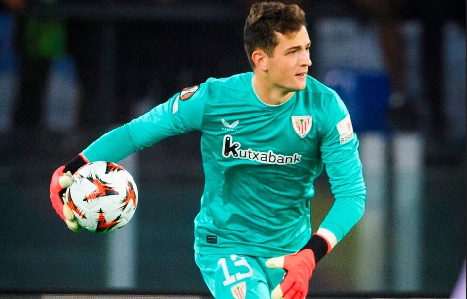  El meta Julen Agirrezabala saca en el Estadio Olímpico de Roma.