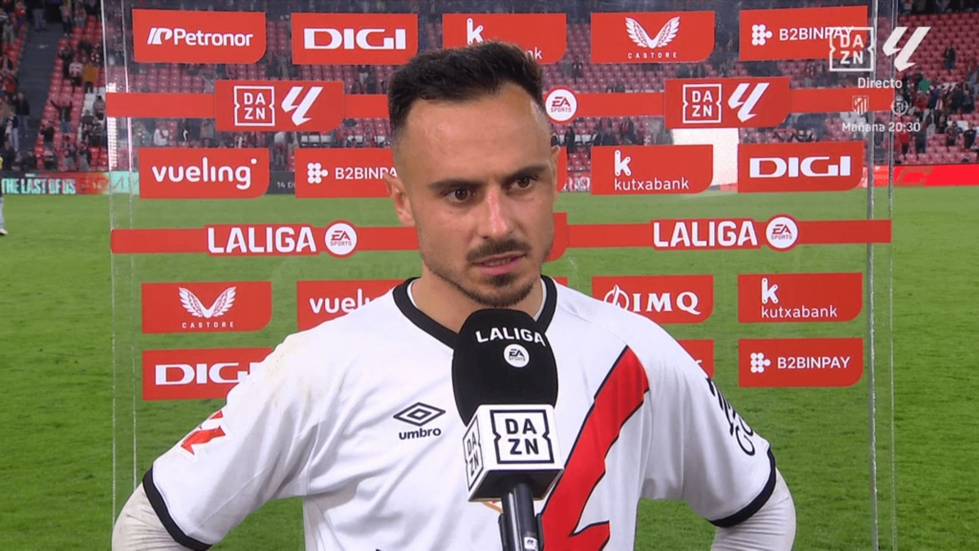  Álvaro García atiende a Dazn tras el partido.