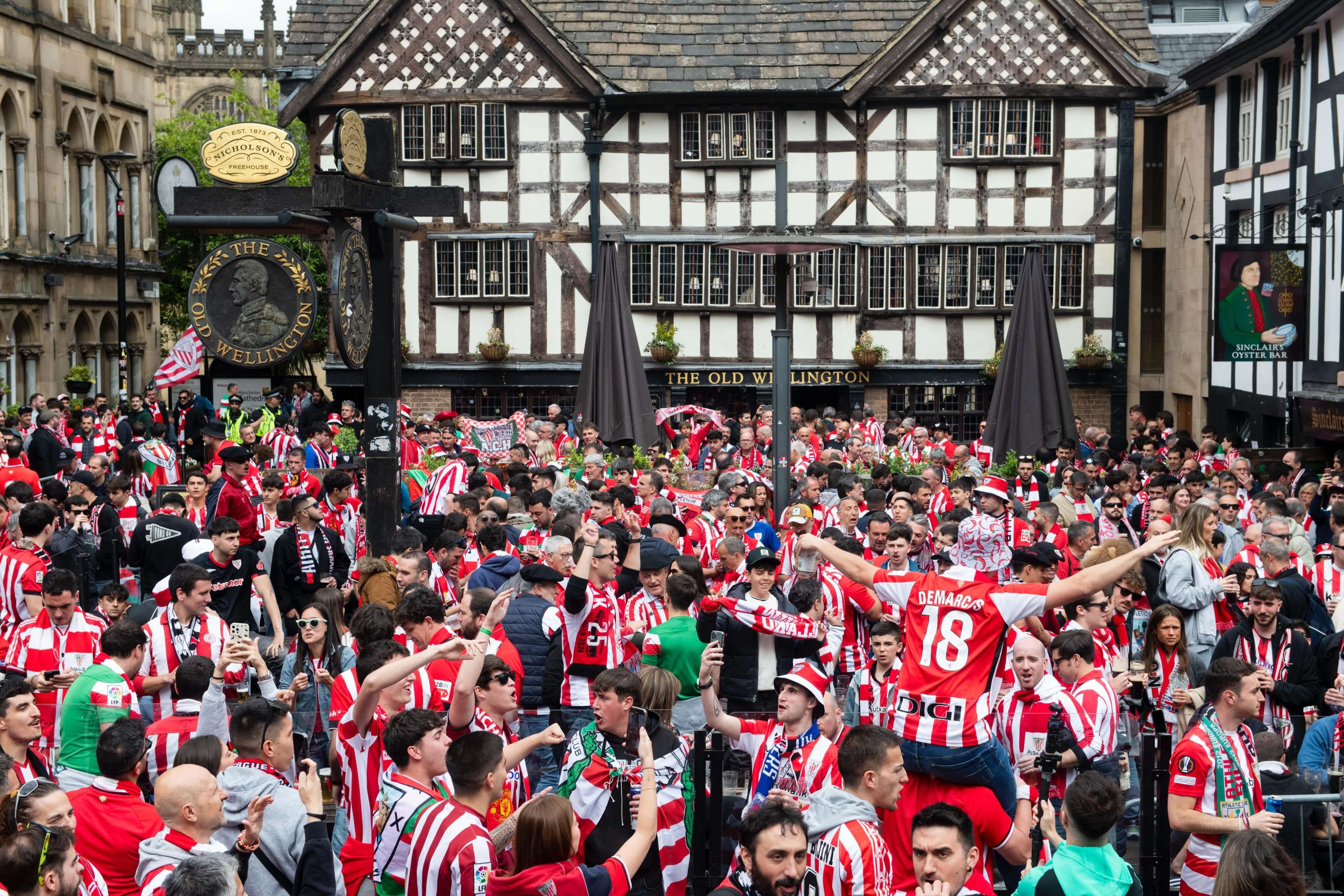 Los aficionados disfrutan del día en Manchester.