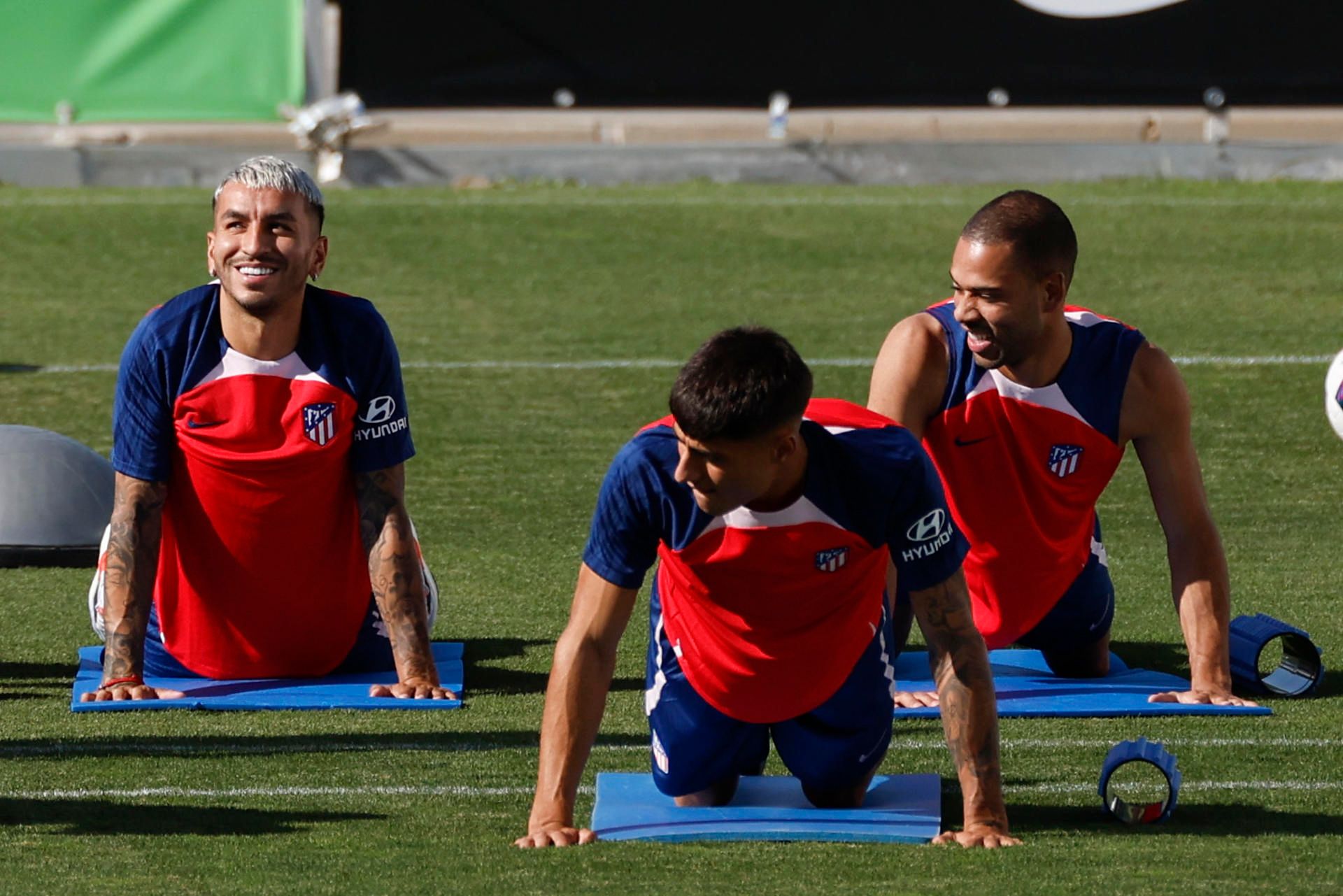  Ángel Correa y Renan Lodi, en una sesión del Atlético.