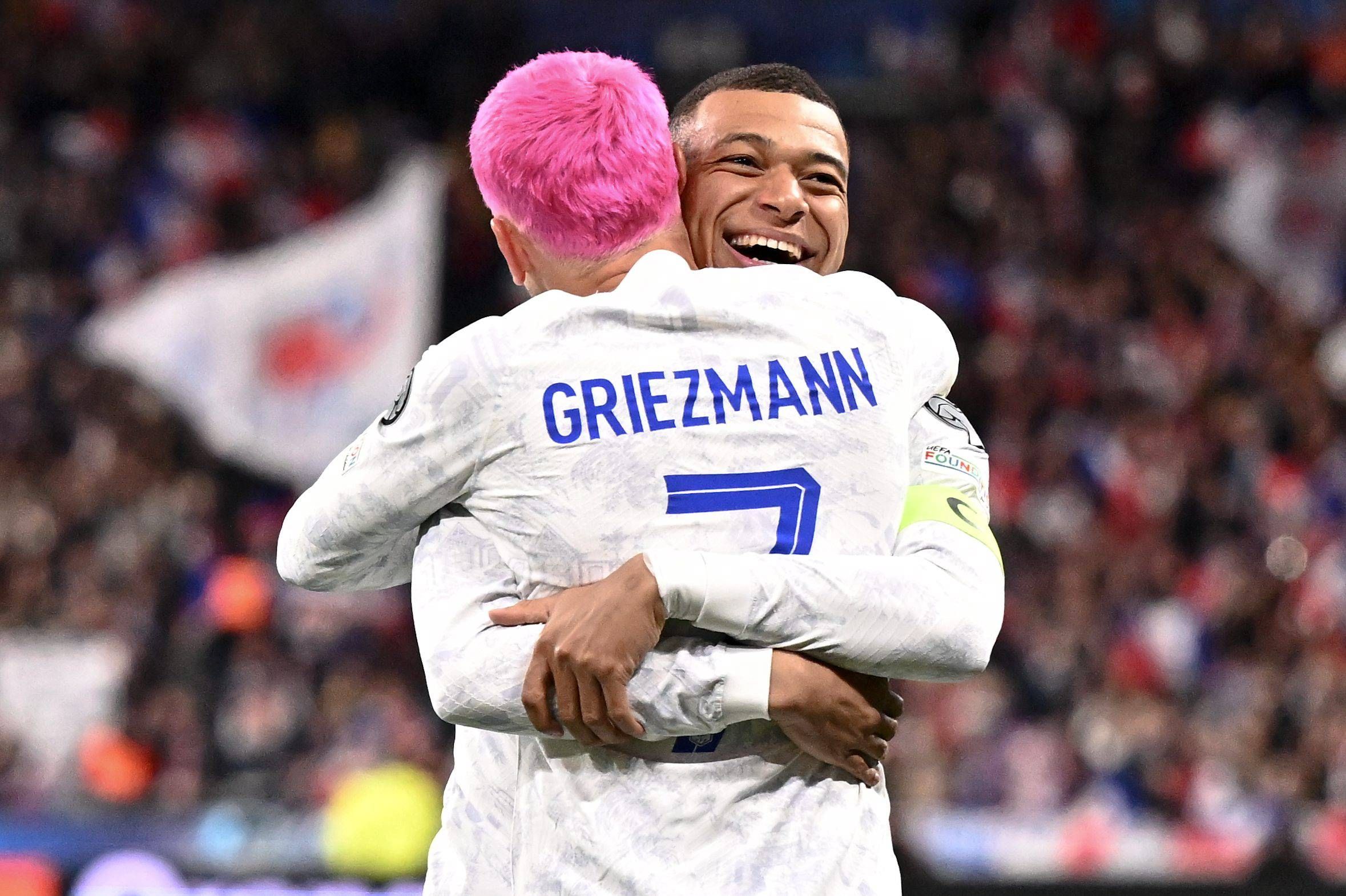  Antoine Griezmann se abraza a Mbappé tras un gol de Francia.