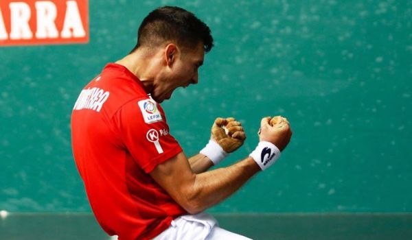  El laureado pelotari vizcaíno Mikel Urrutikoetxea muestra su rabia durante un encuentro en el frontón.