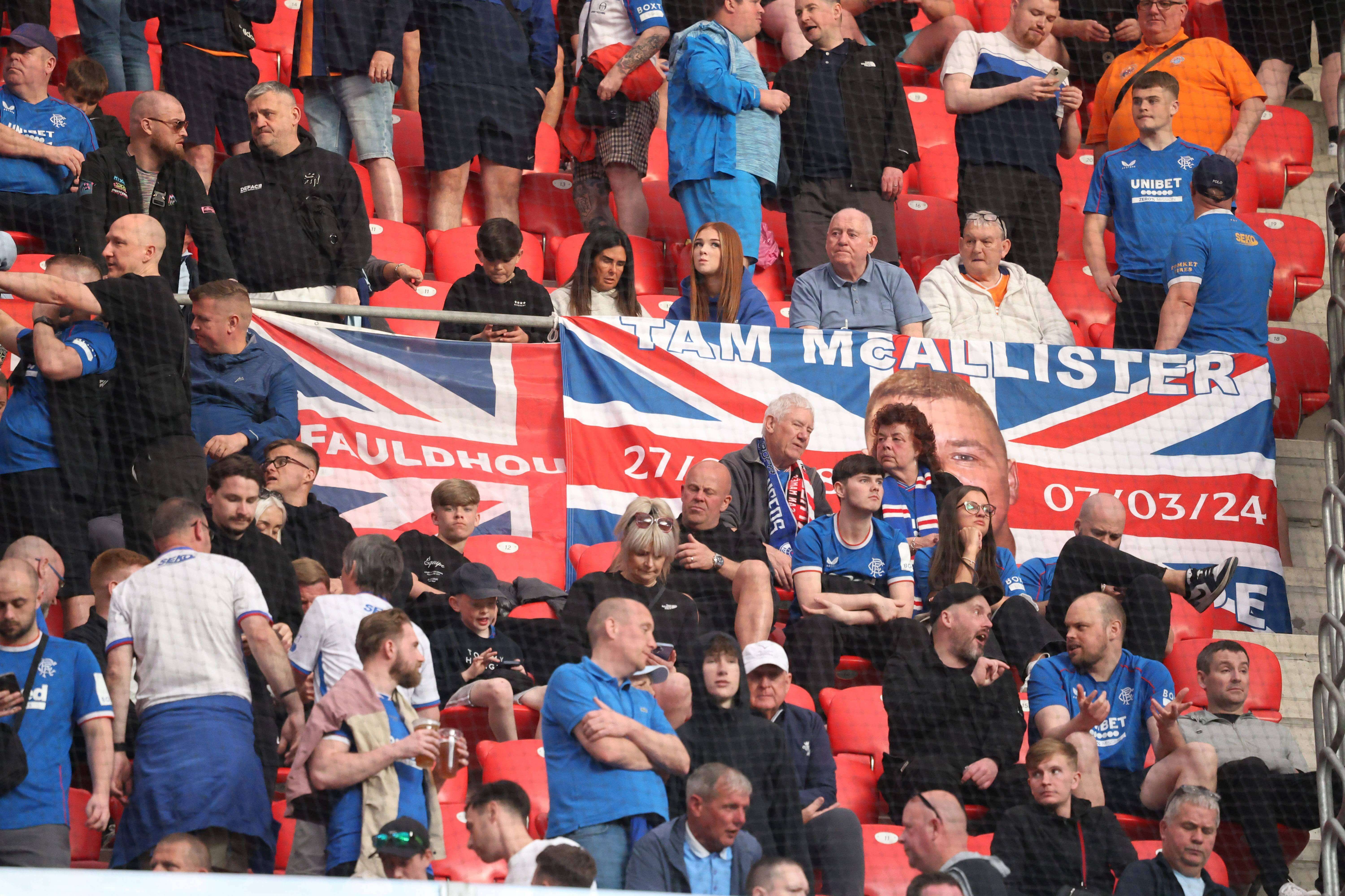  Banderas del Reino Unido entre los aficionados del Rangers en San Mamés.