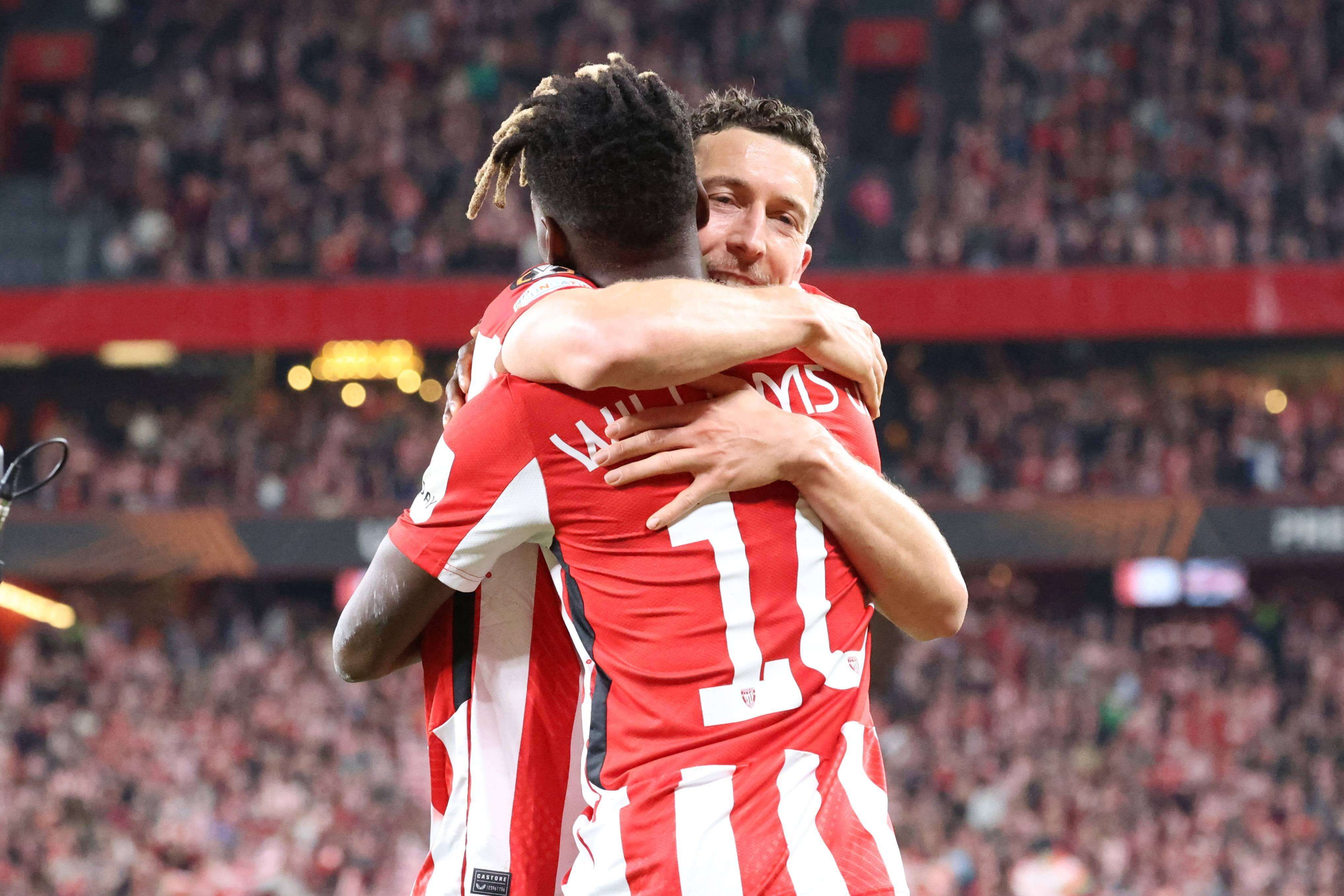  Óscar de Marcos abraza a Nico Williams tras su gol en el Athletic-Rangers.