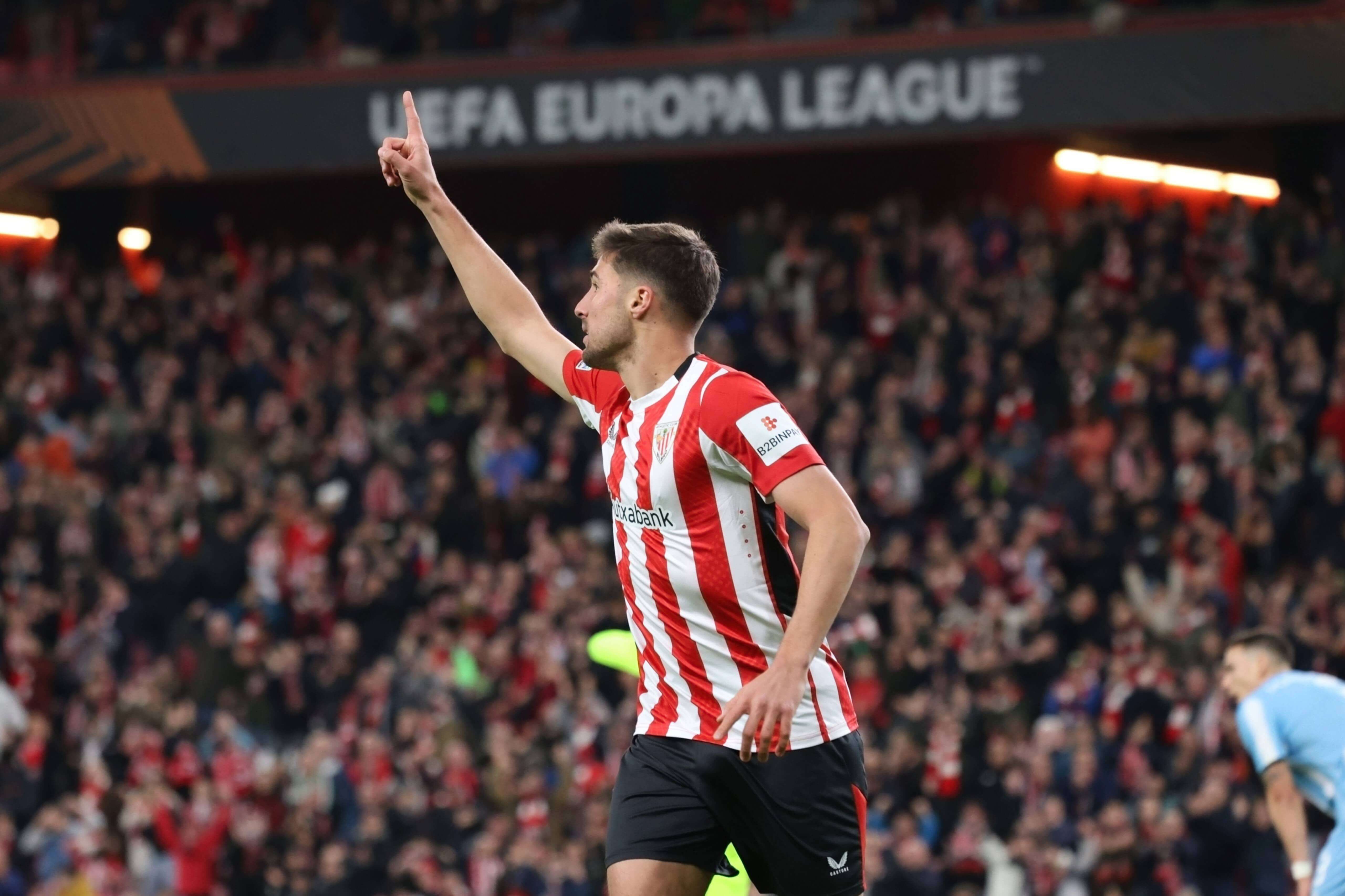 Javi Martón celebra su gol en el Athletic-Viktoria Plzen.