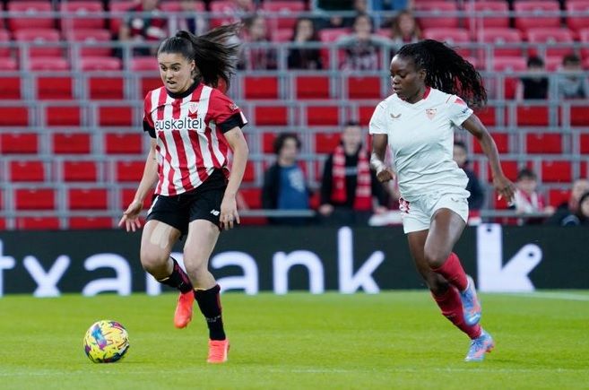 Lance del Athletic-Sevilla disputado en San Mamés.