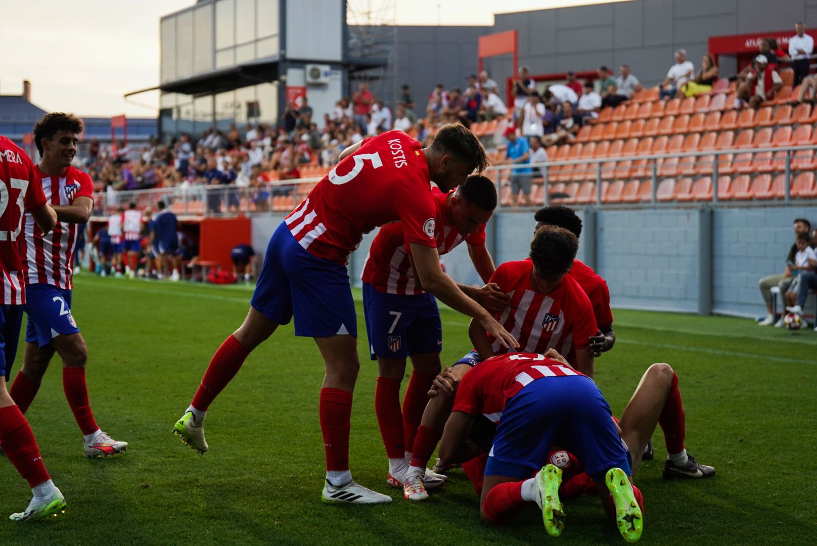 Celebtación del Atlético B tras un gol al San Fernando.