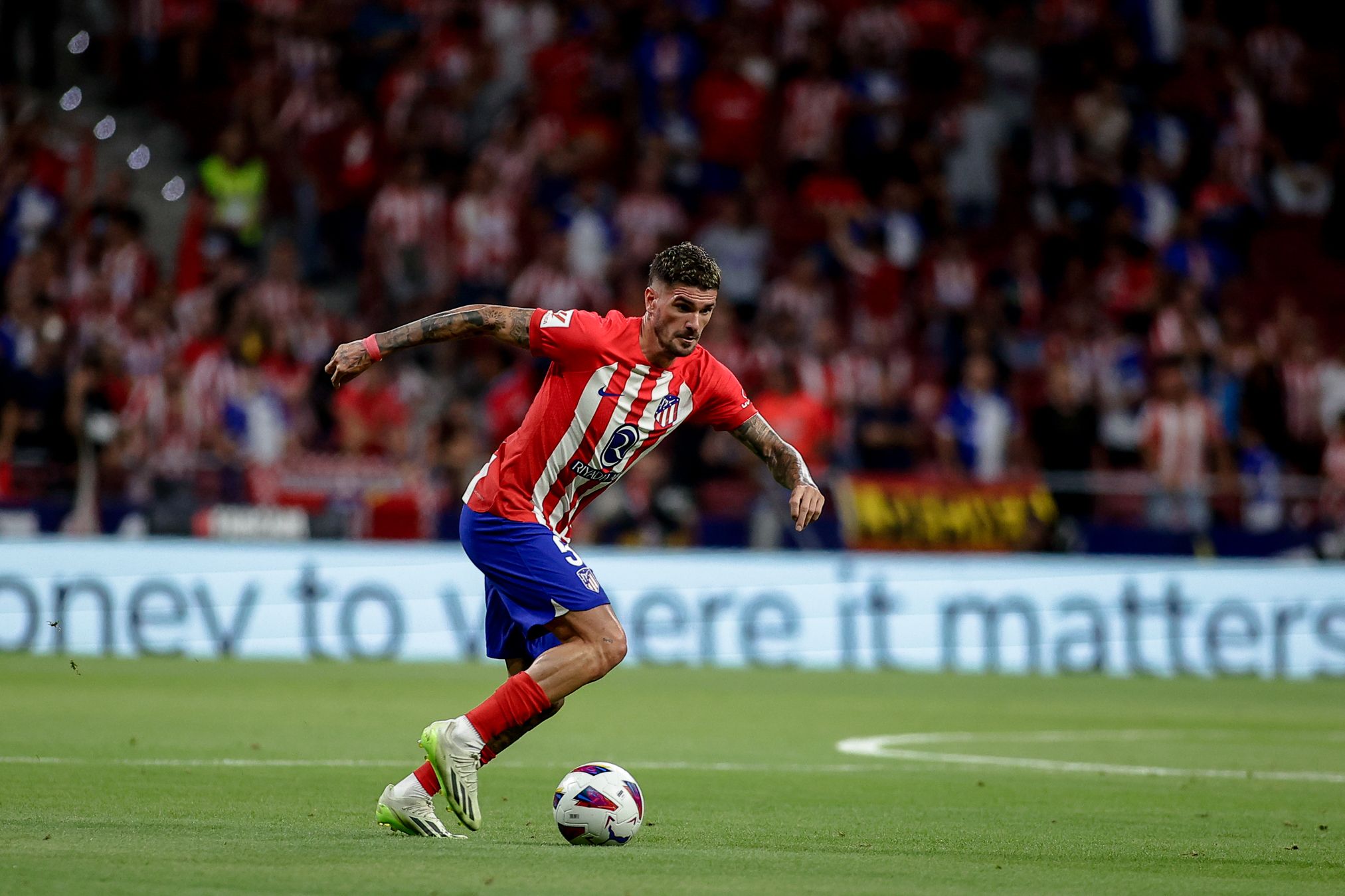  Rodrigo de Paul conduce un balón en el Atlético de Madrid-Granada.