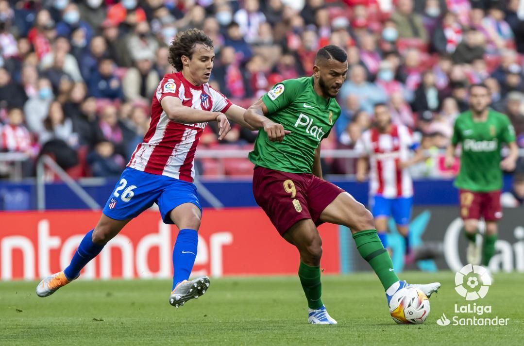  Javi Serrano intenta robar un balón a Luis Suárez en el Atlético de Madrid-Granada (Foto: LaLiga