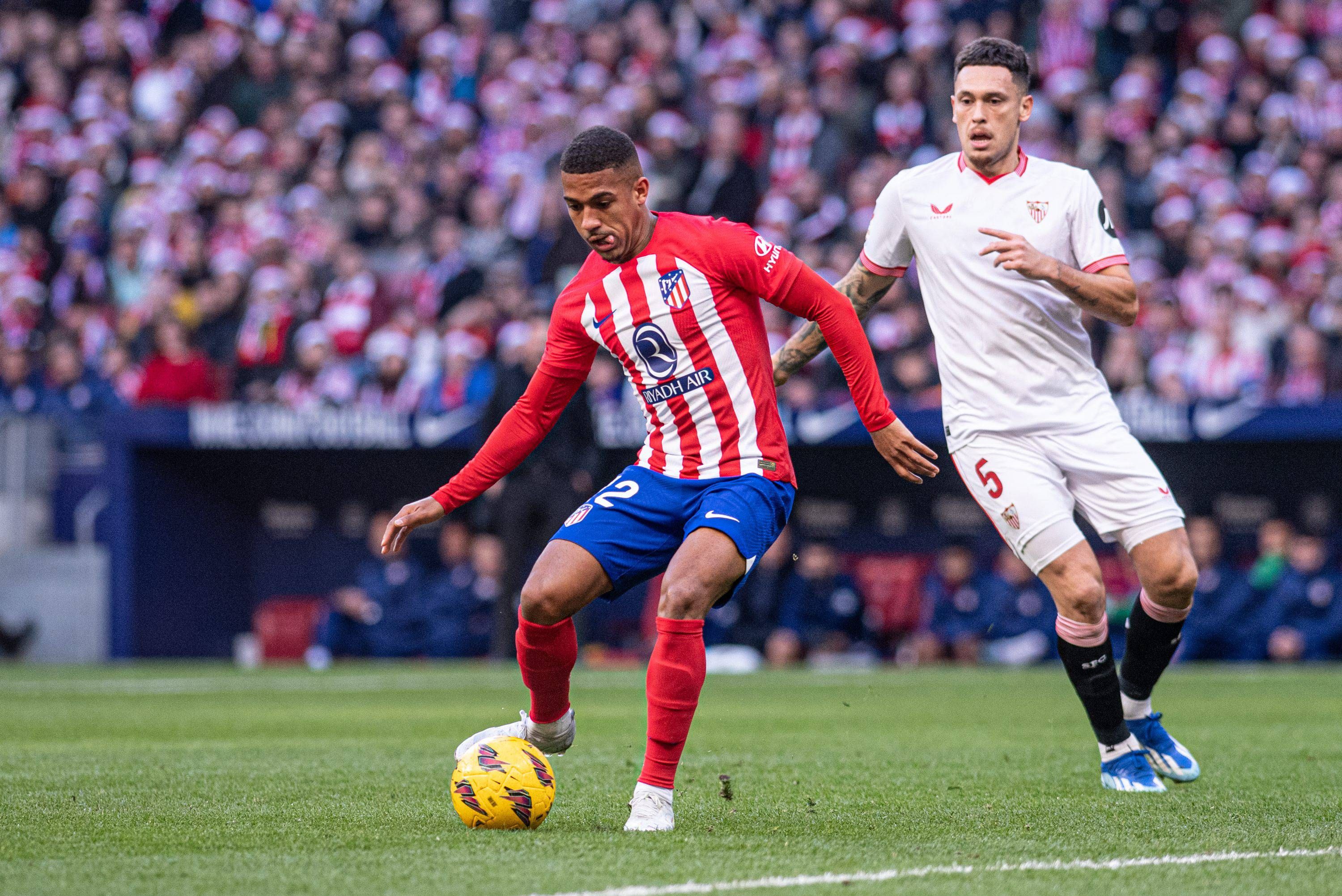  Samuel Lino busca un pase en el Atlético de Madrid-Sevilla.