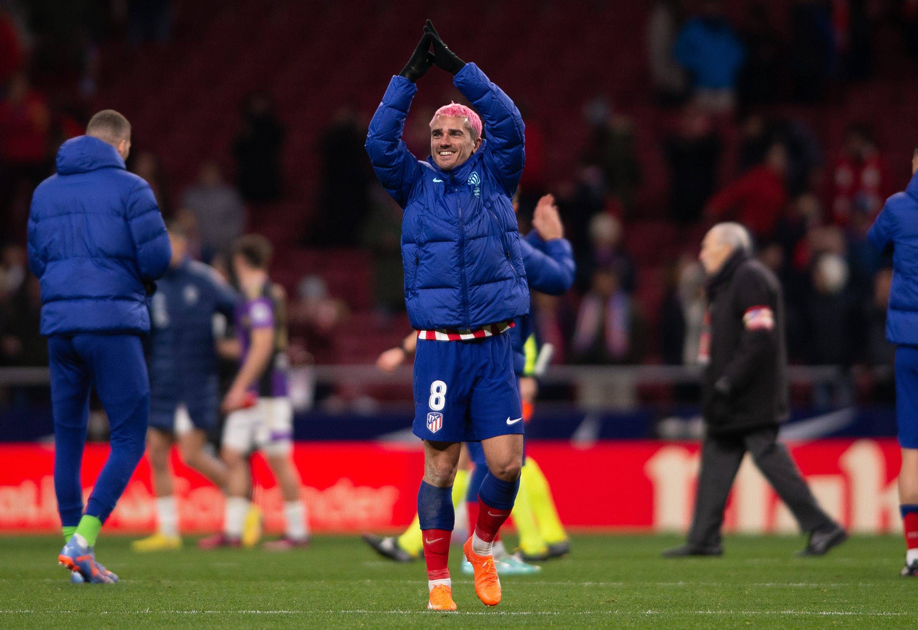  Antoine Griezmann aplaude tras el Atlético de Madrid-Valladolid.
