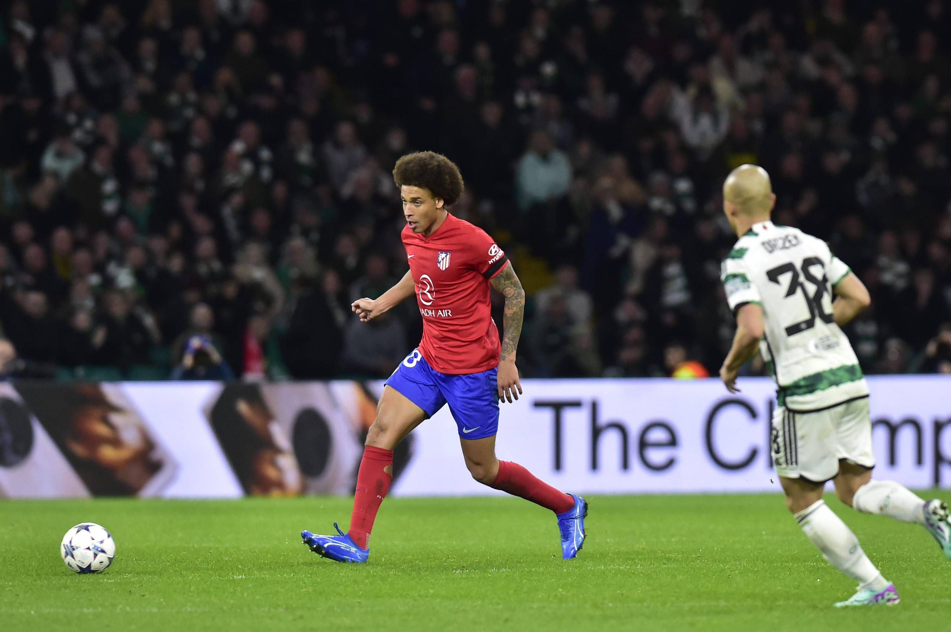  Áxel Witsel controla un balón en el Celtic-Atlético.