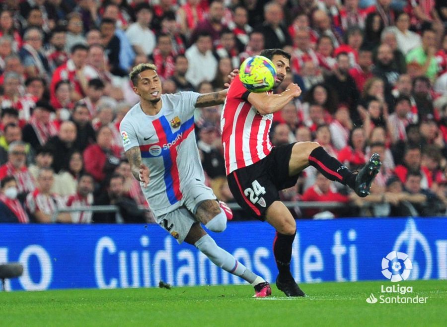 Mikel Balenziaga, durante el partido ante el Barça en San Mamés.