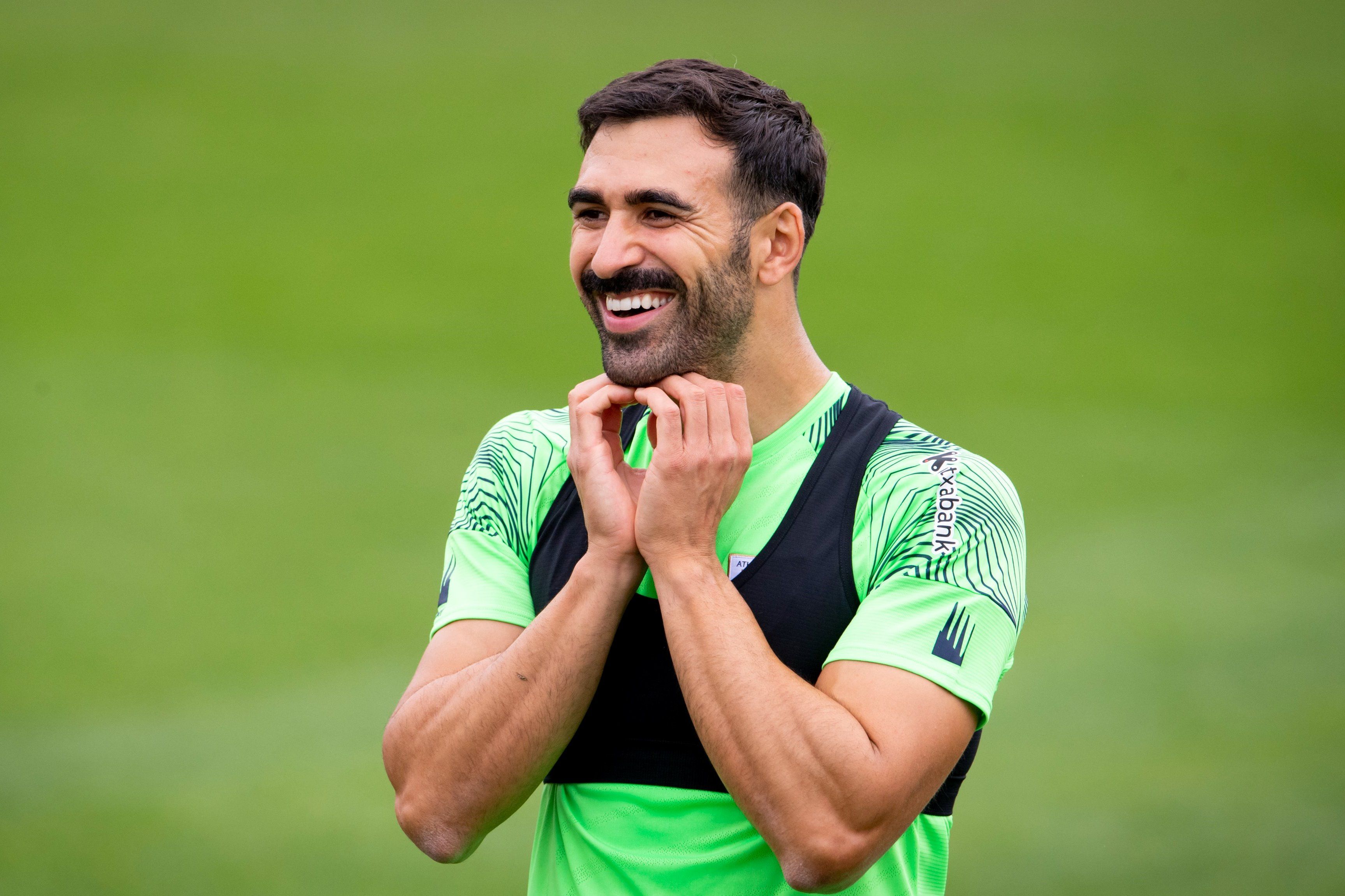 El lateral zurdo Mikel Balenziaga, siempre de buen humor en Lezama.