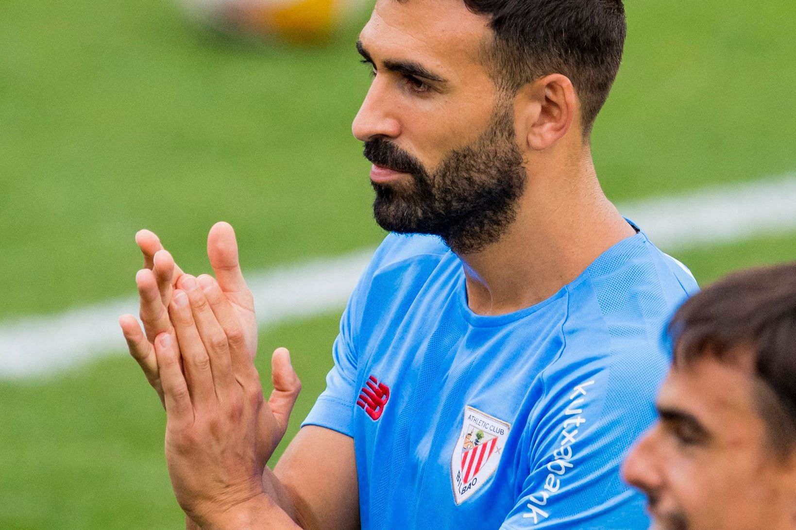 Aplauso del lateral Mikel Balenziaga en una sesión de trabajo Lezama.