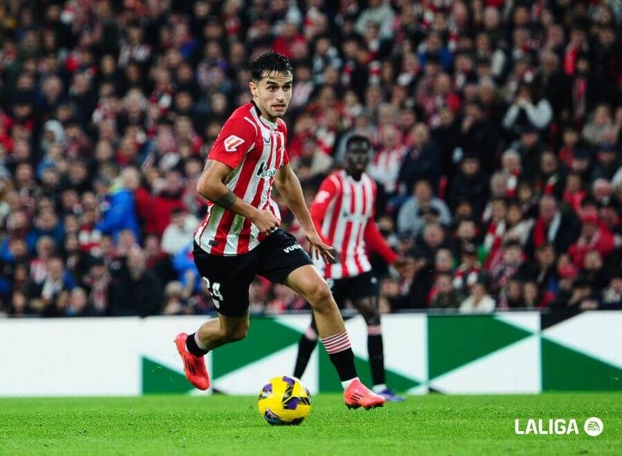 Beñat Prados conduce un balón en el Athletic-Real Madrid en San Mamés.