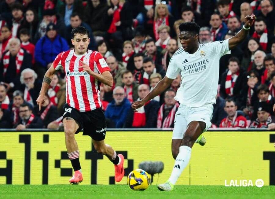 Beñat Prados trata de taponar a Tchouameni en el Athletic-Real Madrid en San Mamés