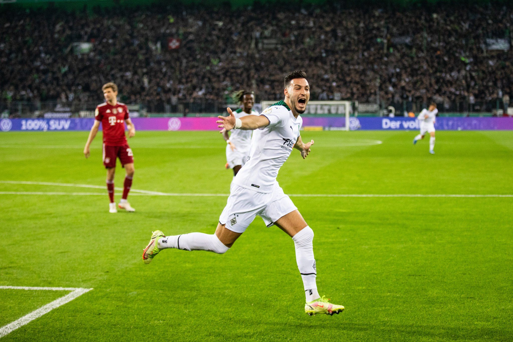  Bensebaini celebra su gol al Bayern de Múnich en la Copa de Alemania.