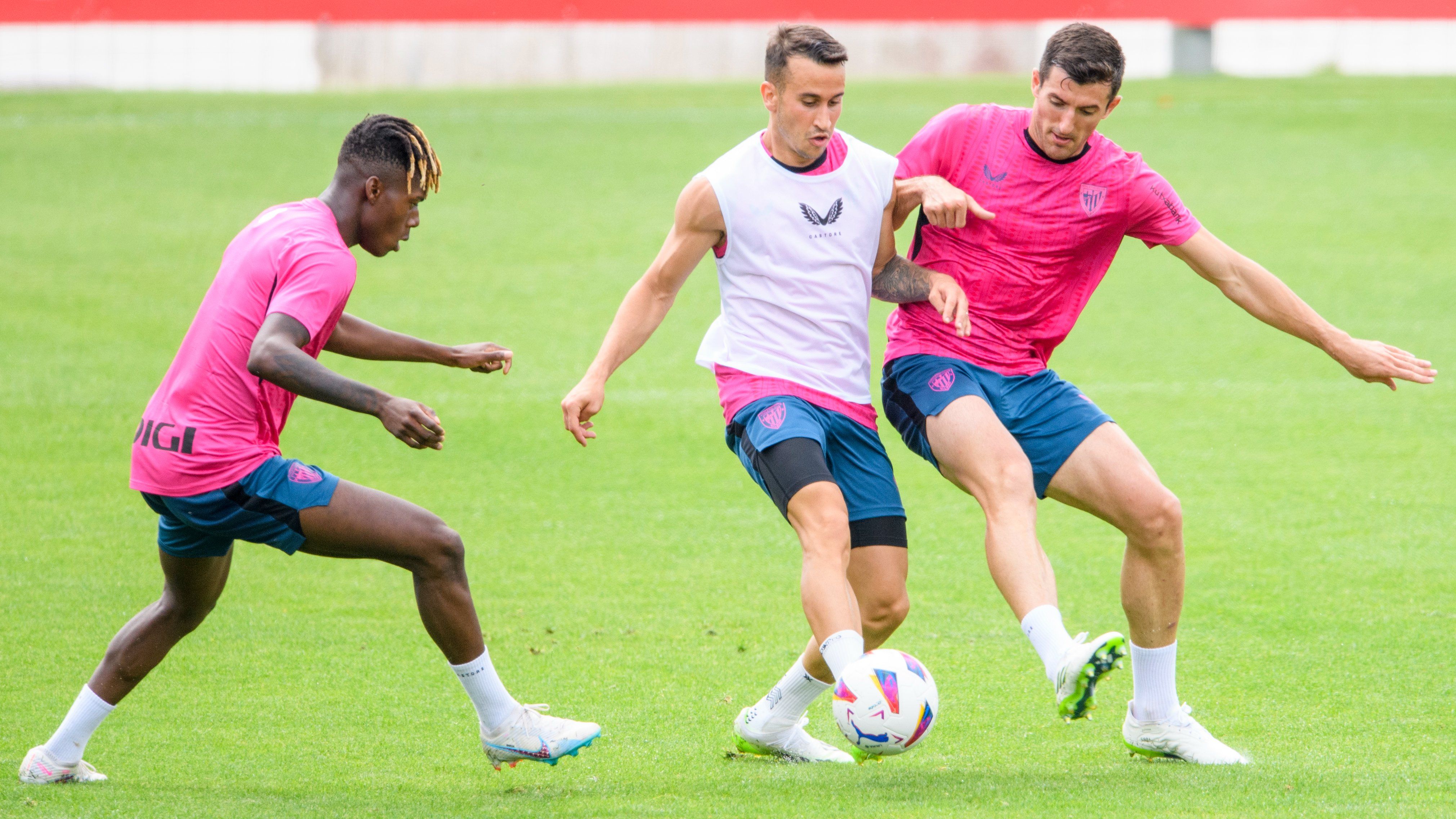 Vivian y Nico Williams enciman a Alex Berenguer en Lezama.