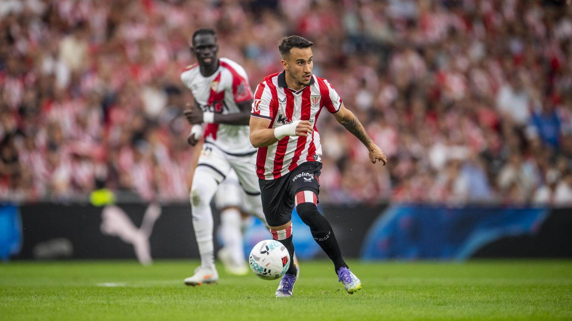  Alex Berenguer corre ante el Rayo Vallecano en San Mamés.