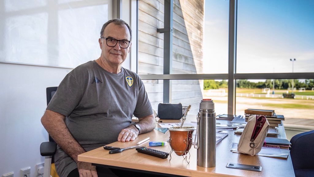  Marcelo Bielsa en su oficina de las instalaciones del Leeds.