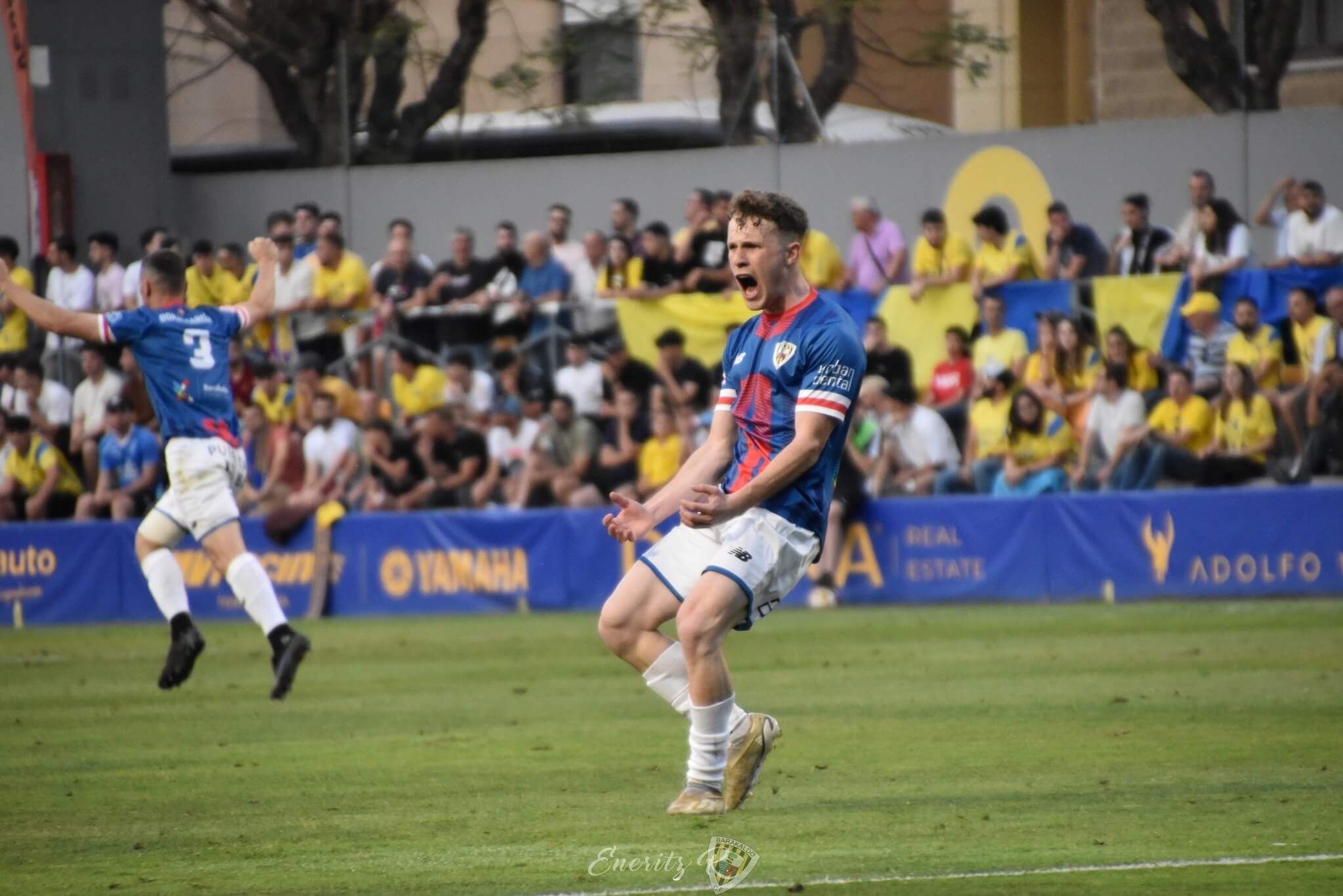 El extremo Endika Buján celebra un gol con el Barakaldo CF.