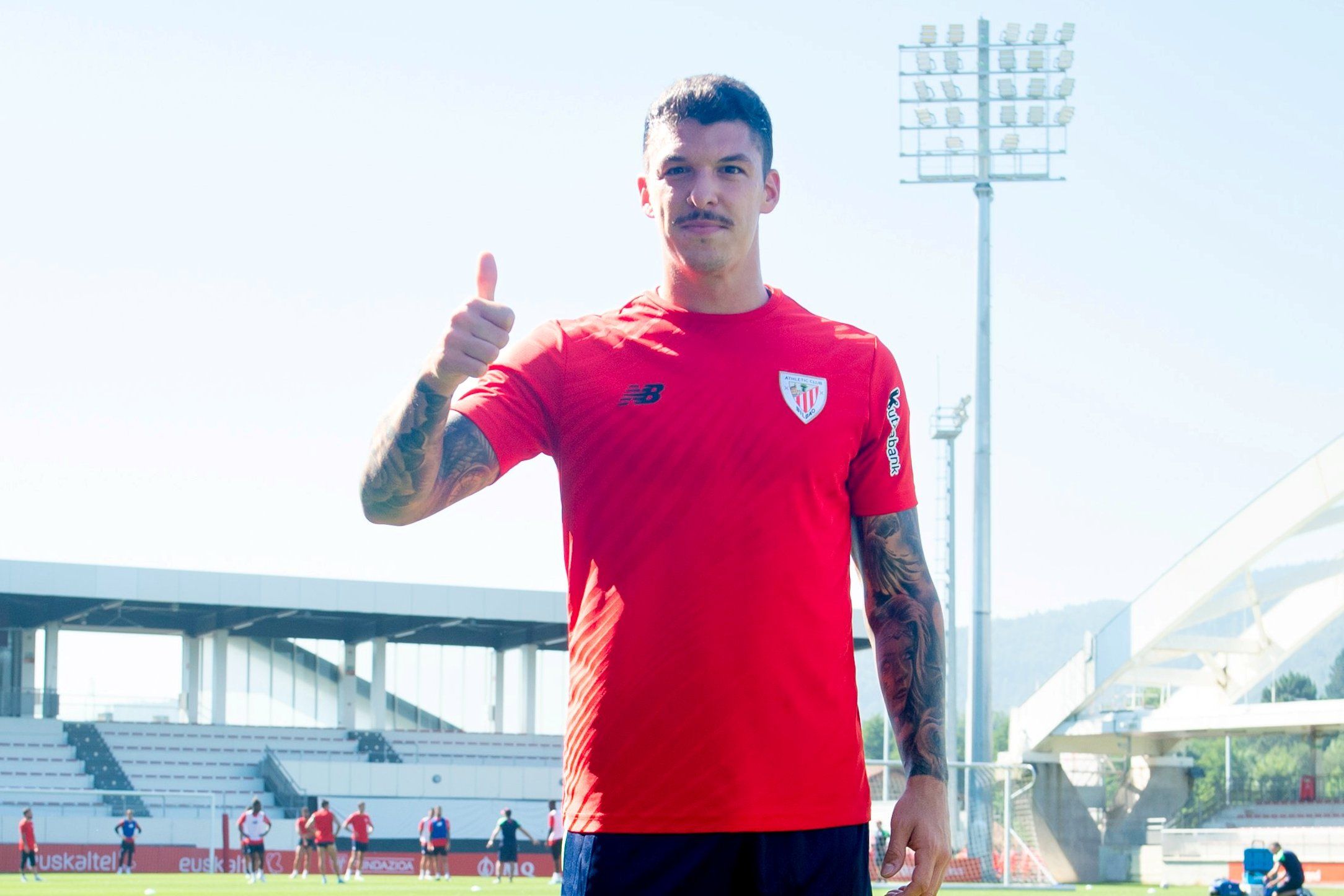  Tras firmar su contrato, Ander Capa ya se podía entrenar de nuevo en Lezama.