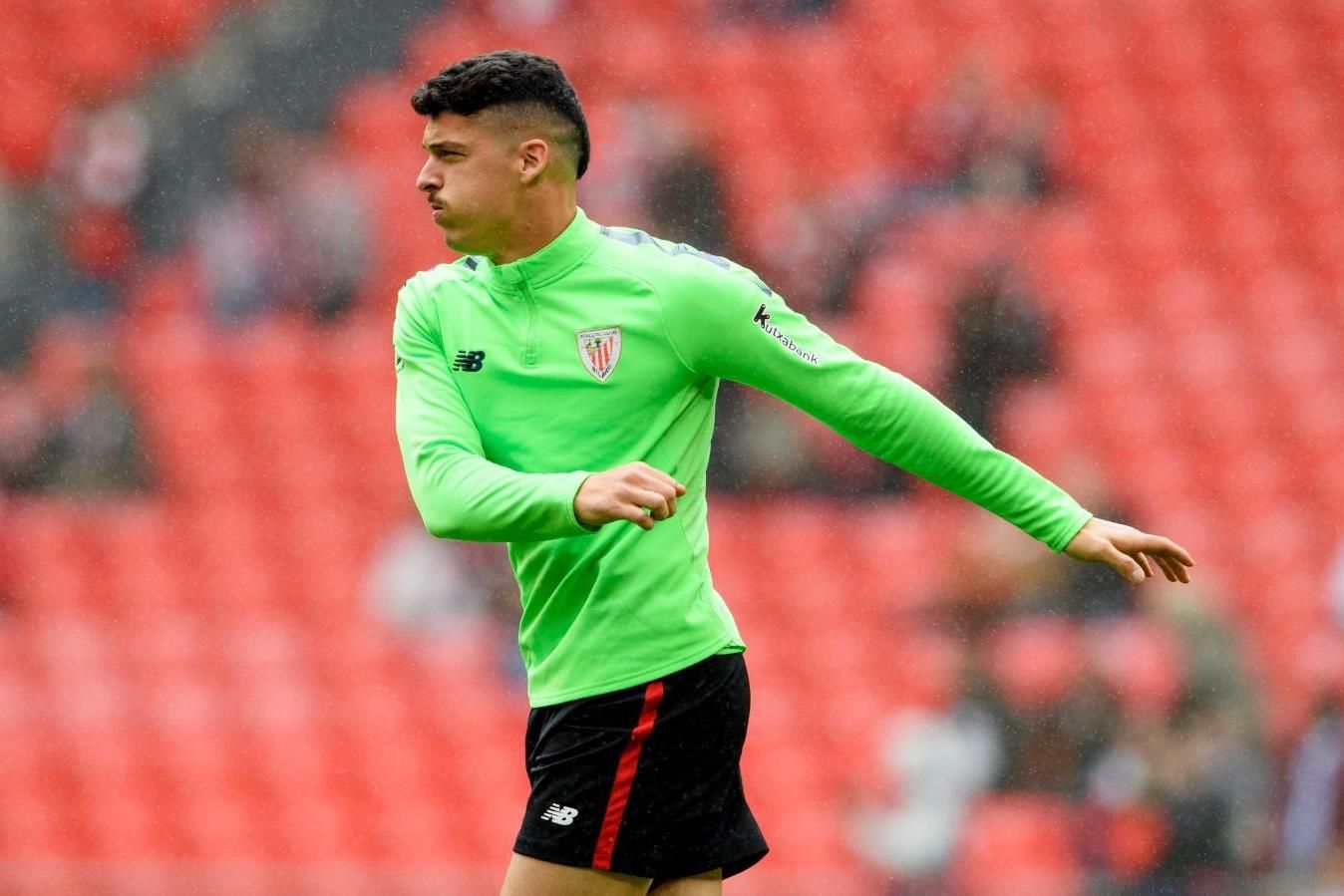  Ander Capa calienta antes del derbi en San Mamés.