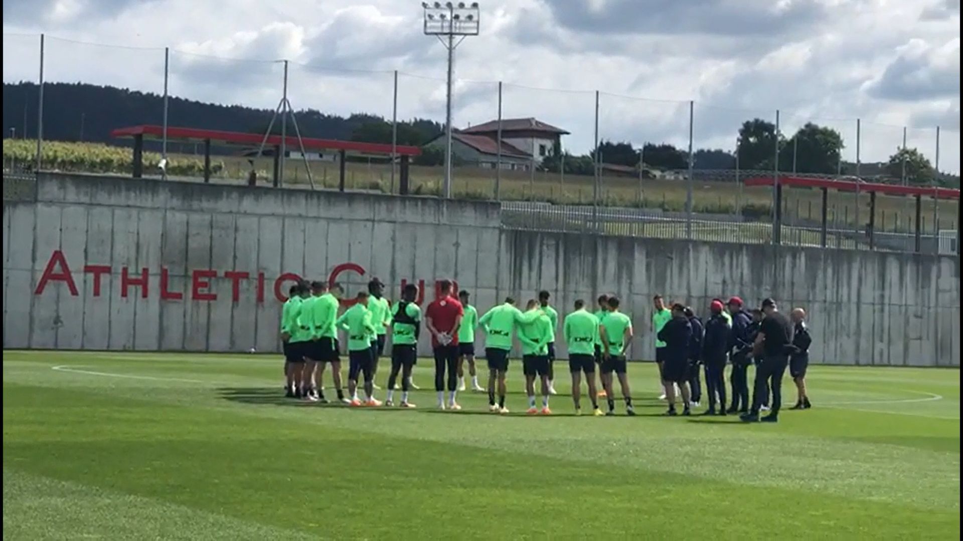  La plantilla del Athletic Club de charla antes de entrenar en Lezama.