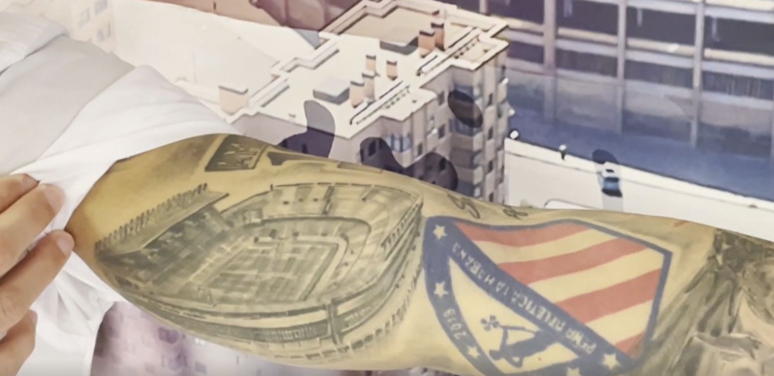 El tatuaje del Vicente Calderón de Raydel, fundador de la Peña del Atlético en Cuba