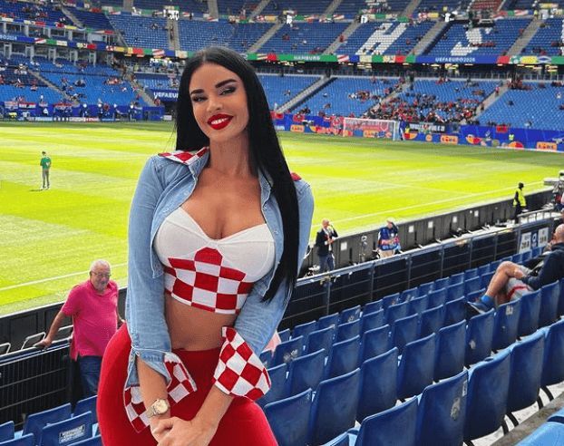  Ivana Knöll, presente en el Croacia - Albania (Fotos: @knolldoll)