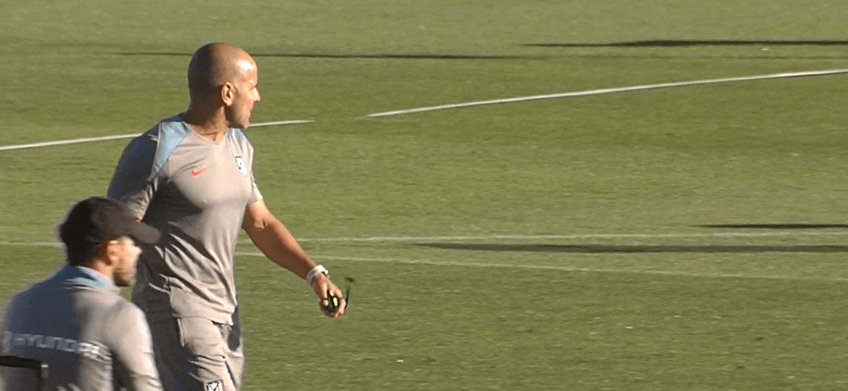  Luis Piñedo, durante un entrenamiento bajo la mirada de Simeone
