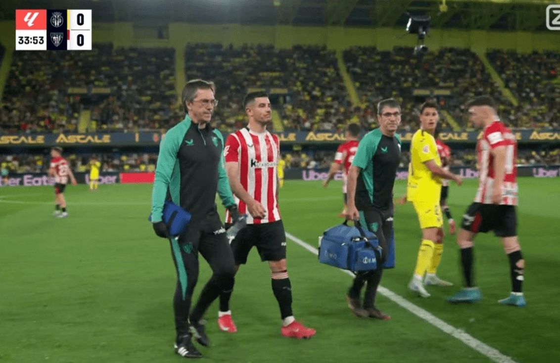  Yuri Berchiche se retira lesionado del Villarreal-Athletic.