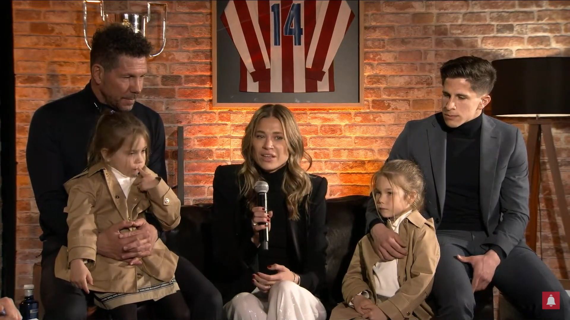  Carla Pereyra, con sus dos hijas y Giovanni junto a Diego Pablo Simeone.