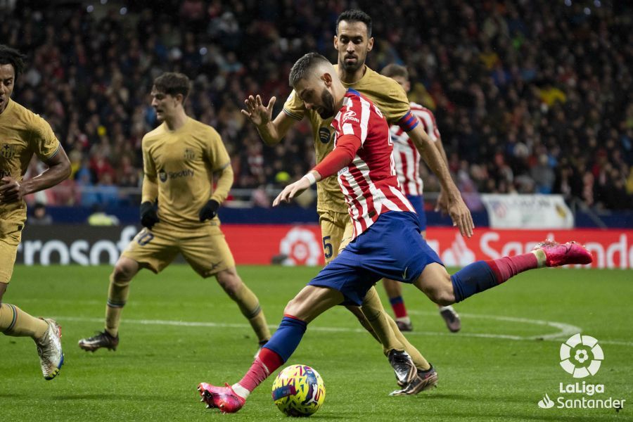  Carrasco ante Busquets en el Atlético de Madrid-Barcelona. (Foto:LaLiga)